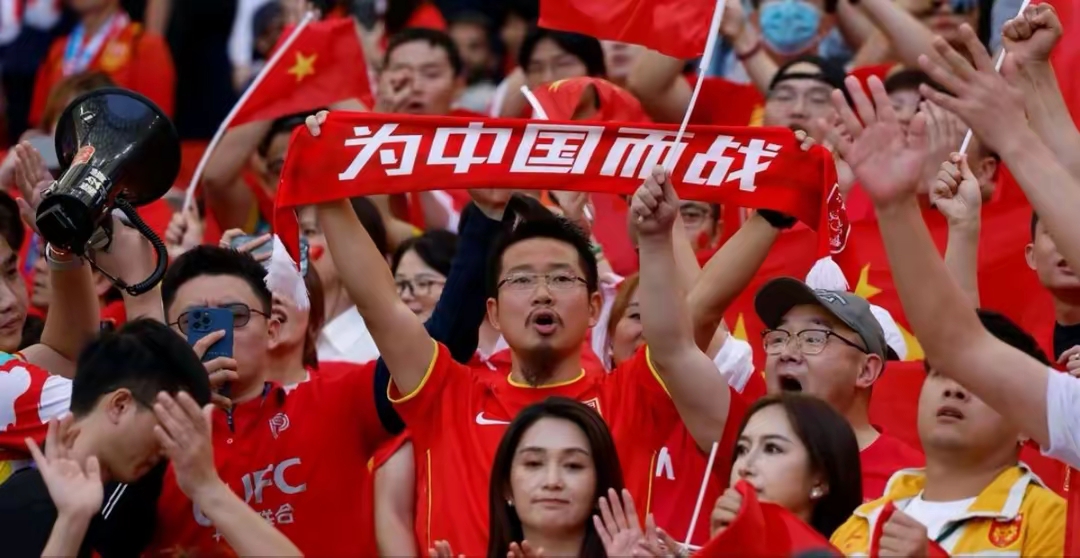 热切足球精神蔚然成风，国内球员拼尽全力争胜