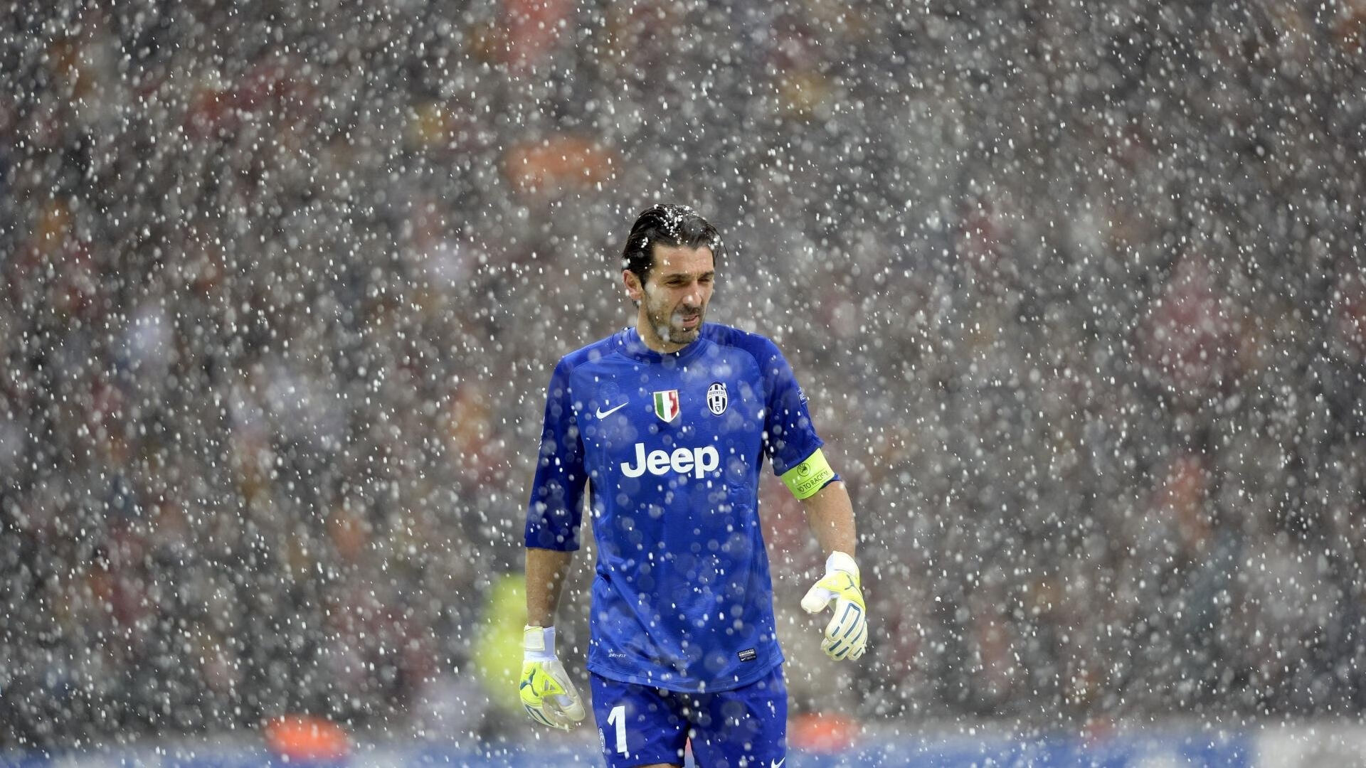 领先优势明显首场状态出色,RNG观众沸腾!,Uzi重返赛场赢得满堂喝彩