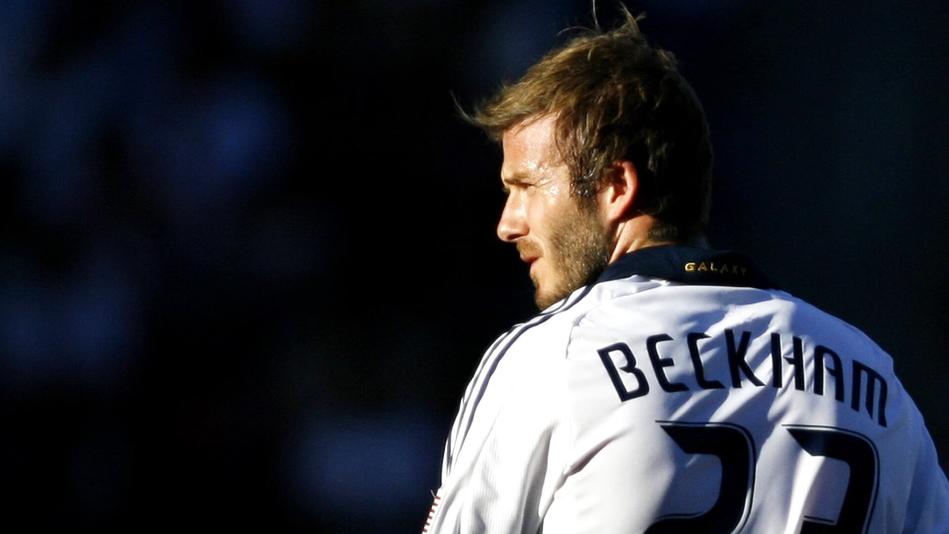 詹姆斯在曼联比赛中出色防守，比赛规则变更引发热议！比赛高潮迭起的简单介绍