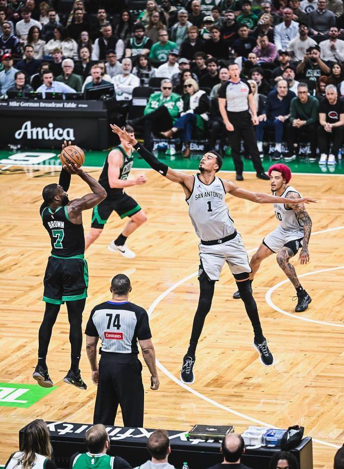 明晨世锦赛焦点战！圣安东尼奥马刺迎战波士顿凯尔特人，惊险或上演(勇士对马刺今天的现场直播)